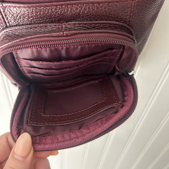 💄 Genuine Leather Crossbody Bag – RFID, Built-In Wallet, Adjustable Strap – Wine - Picture 6 of 12